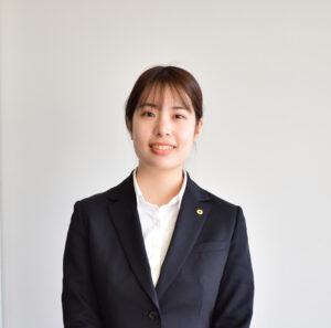 女性スタッフの顔写真