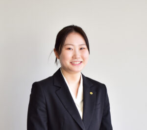 女性スタッフの顔写真