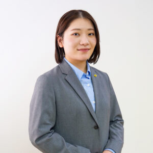 女性スタッフの顔写真