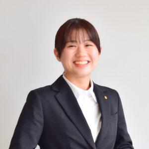 女性スタッフの顔写真