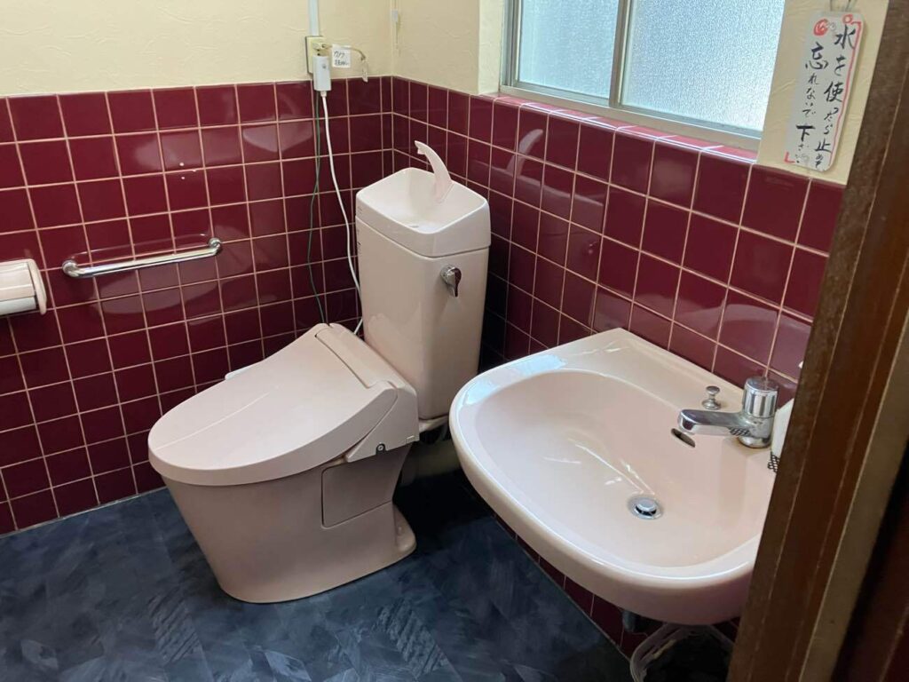 【富山市｜壁排水トイレの交換工事】壊れたタンクを一新、明るく快適な空間へ