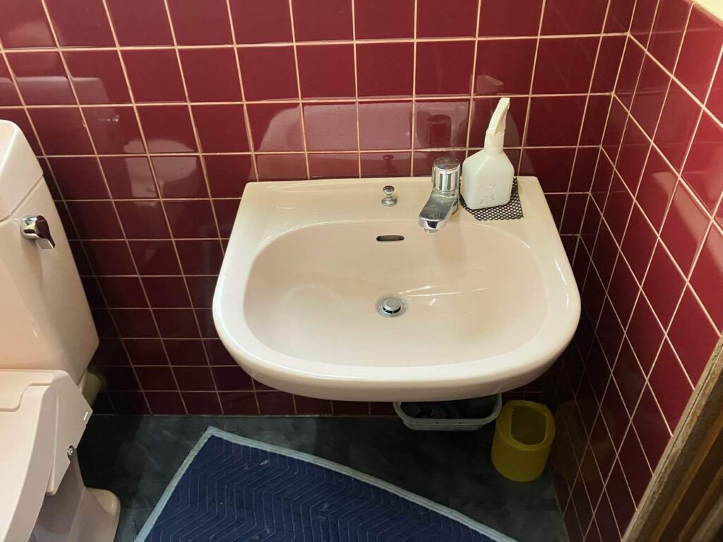 【富山市｜壁排水トイレの交換工事】壊れたタンクを一新、明るく快適な空間へ