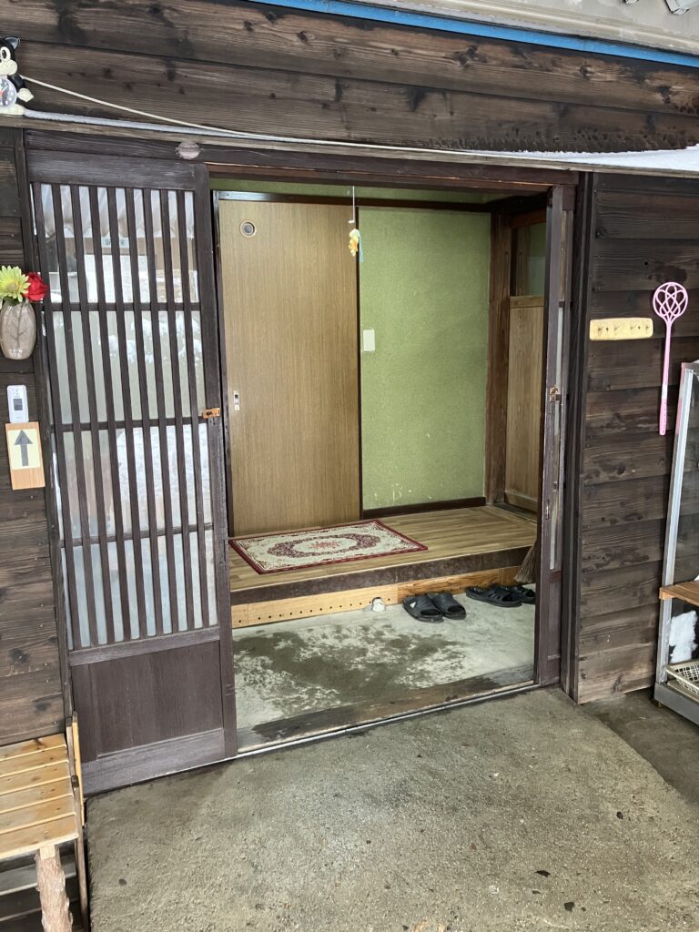 【上市町｜玄関ドア交換】築80年の家に調和した安心・快適な玄関リフォーム